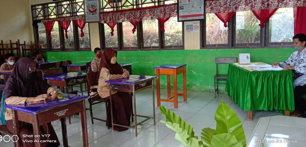 Hari Ke-4 PTM Terbatas, Peserta Didik SMP Negeri 2 Malili Tetap Antusias ke Sekolah.