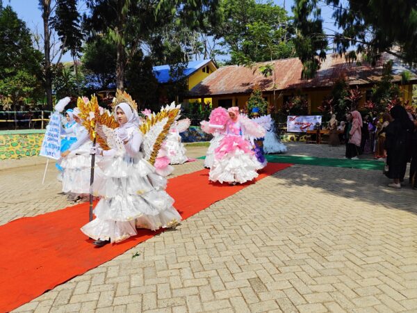 Fashion Show Bahan Daur Ulang Meriahkan Peringatan Hari Sumpah Pemuda di UPT SMP Negeri 2 Malili