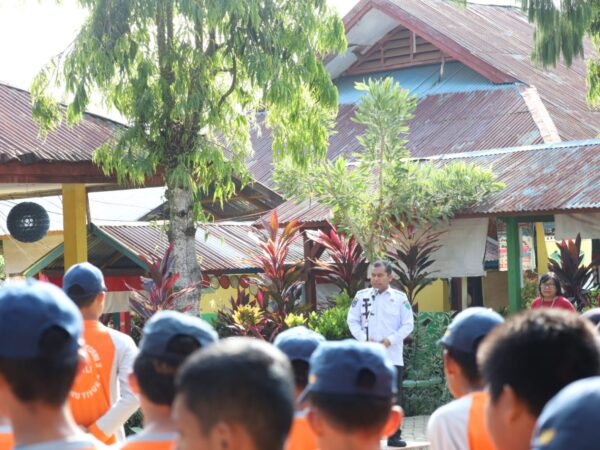 Pjs. Bupati Luwu Timur Dr. Jayadi Nas, M.Si. Pimpin Apel Pagi di UPT SMPN 2 Malili