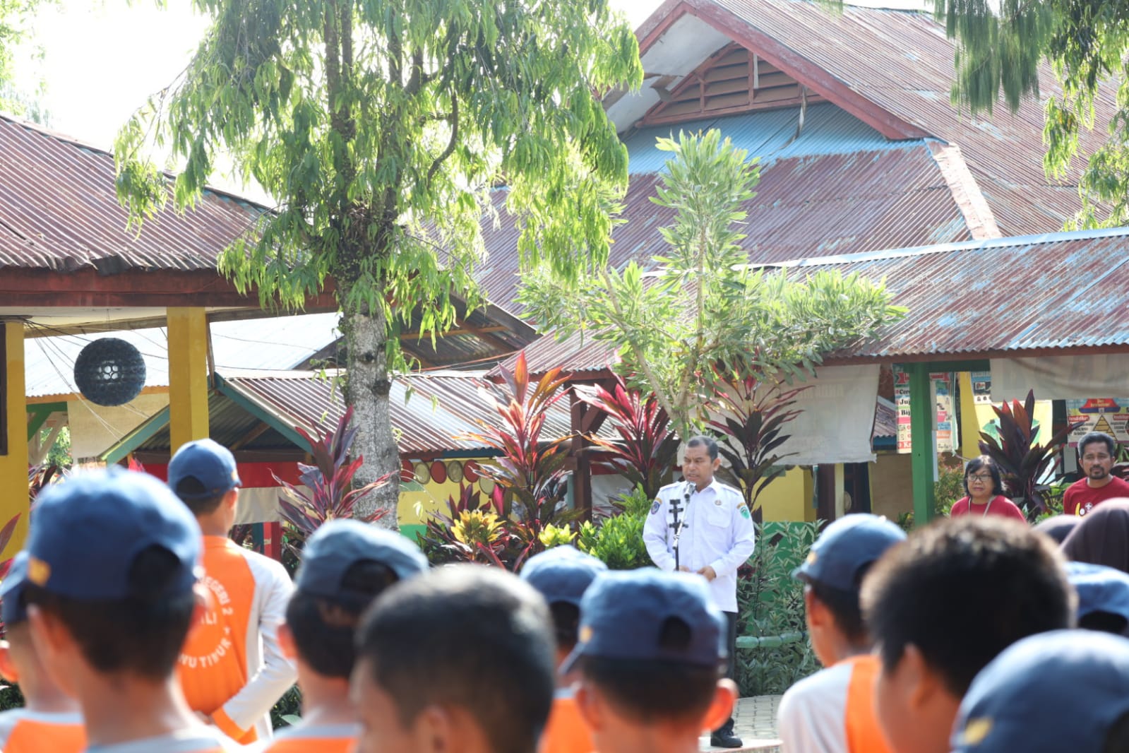 Pjs. Bupati Luwu Timur Dr. Jayadi Nas, M.Si. Pimpin Apel Pagi di UPT SMPN 2 Malili