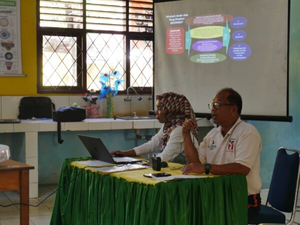 Diseminasi Program GEMESS, Guru UPT SMPN 2 Malili Perkenalkan Geopark Matano dan Sistem Danau Malili kepada Siswa