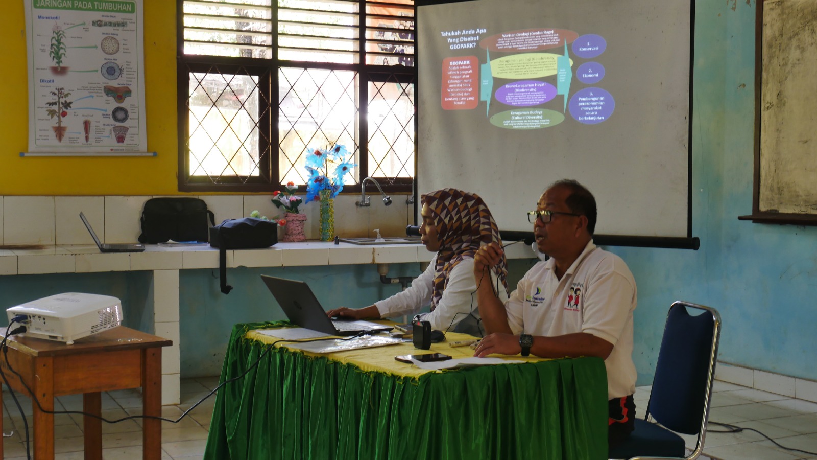 Diseminasi Program GEMESS, Guru UPT SMPN 2 Malili Perkenalkan Geopark Matano dan Sistem Danau Malili kepada Siswa