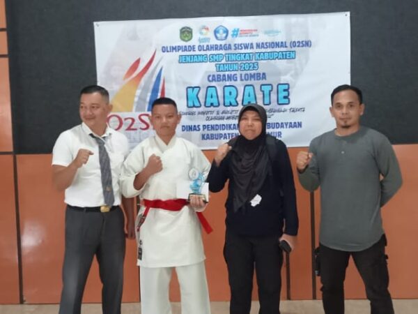 PELAJAR UPT SMPN 2 MALILI RAIH JUARA 3 O2SN KARATE TINGKAT KABUPATEN LUWU TIMUR