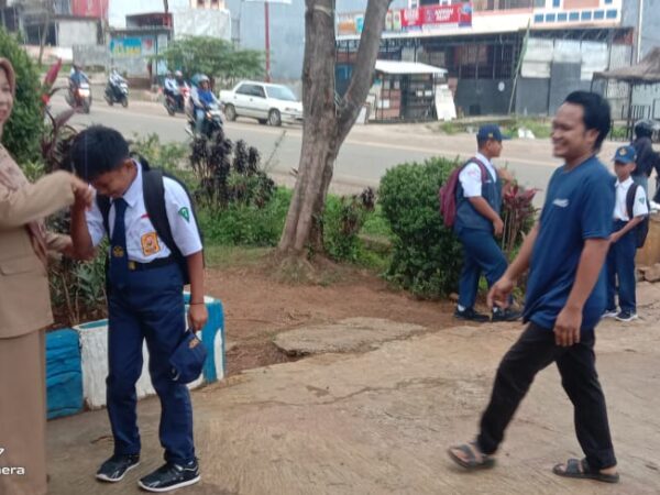 UPT SMP NEGERI 2 MALILI SUKSES GELAR PROGRAM “AYAH MENGANTAR ANAK” DAN “GURU MENJEMPUT MURID DI GERBANG SEKOLAH”