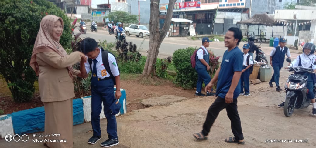 UPT SMP NEGERI 2 MALILI SUKSES GELAR PROGRAM “AYAH MENGANTAR ANAK” DAN “GURU MENJEMPUT MURID DI GERBANG SEKOLAH” UPT SMP NEGERI 2 MALILI SUKSES GELAR PROGRAM “AYAH MENGANTAR ANAK” DAN “GURU MENJEMPUT MURID DI GERBANG SEKOLAH”