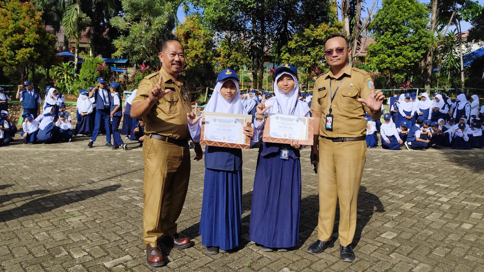 Pelajar UPT SMPN 2 Malili Berjaya Pada Lomba Resensi Buku Tingkat Kabupaten Luwu Timur Pelajar UPT SMPN 2 Malili Berjaya Pada Lomba Resensi Buku Tingkat Kabupaten Luwu Timur