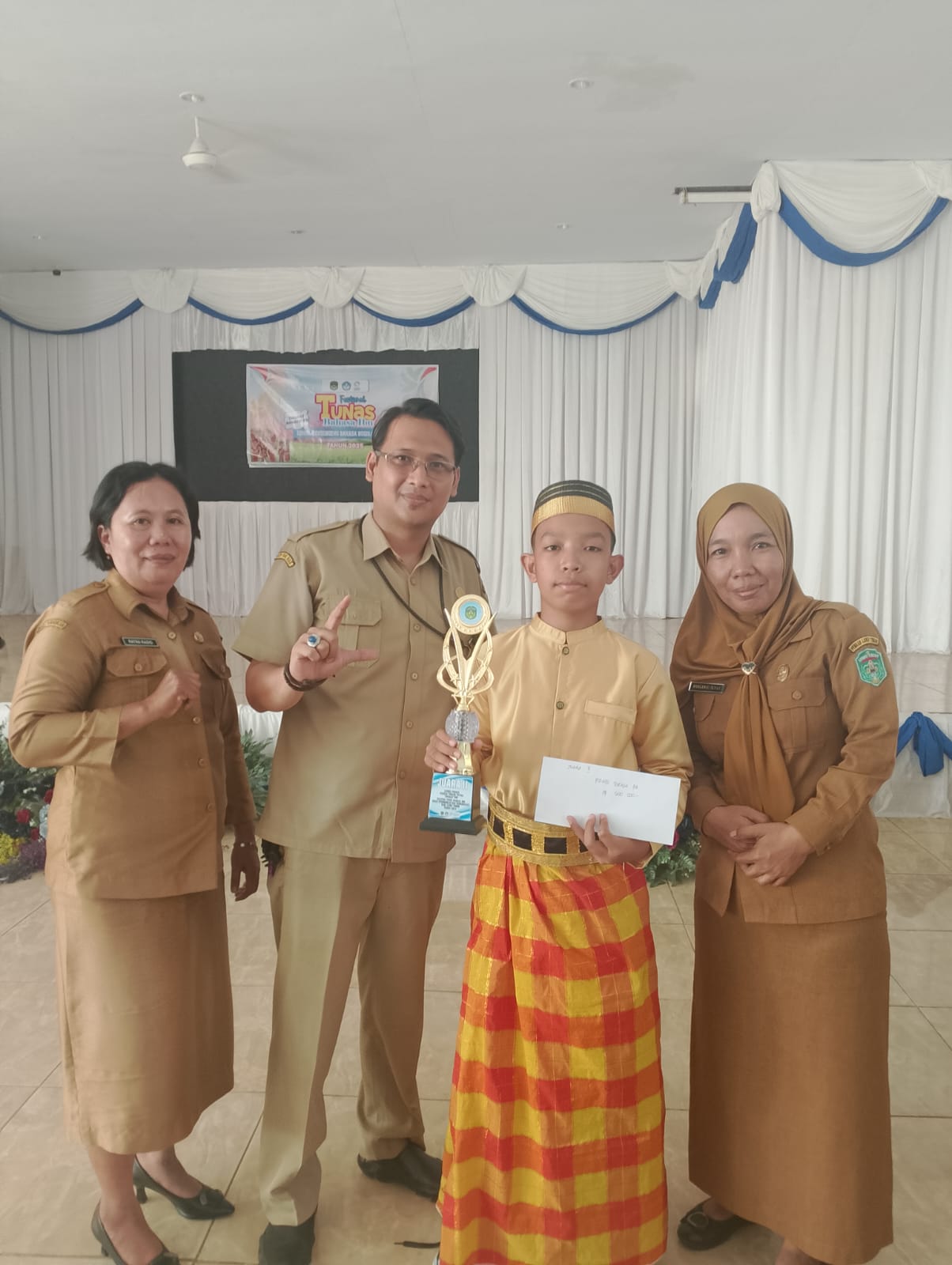 PELAJAR UPT SMPN 2 MALILI RAIH JUARA 2 LOMBA PIDATO BAHASA IBU DI AJANG FTBI 2025 PELAJAR UPT SMPN 2 MALILI RAIH JUARA 2 LOMBA PIDATO BAHASA IBU DI AJANG FTBI 2025