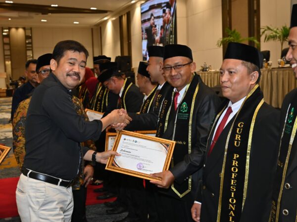 Guru UPT SMPN 2 Malili Raih Lulusan Terbaik PPG Dalam Jabatan Tahun 2025 UIN Makassar