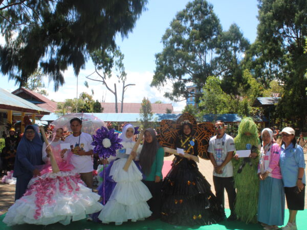 Fashion Show Daur Ulang Meriahkan Peringatan Hari Pahlawan UPT SMPN 2 Malili Tahun 2025