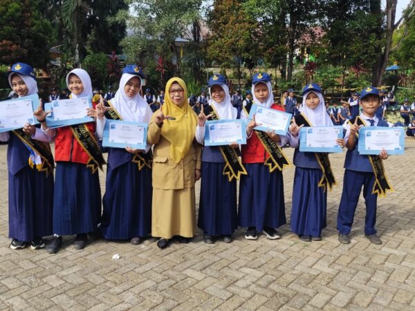 Kepala UPT SMP Negeri 2 Malili Kukuhkan Pelajar Penggerak Merah Putih Angkatan 5