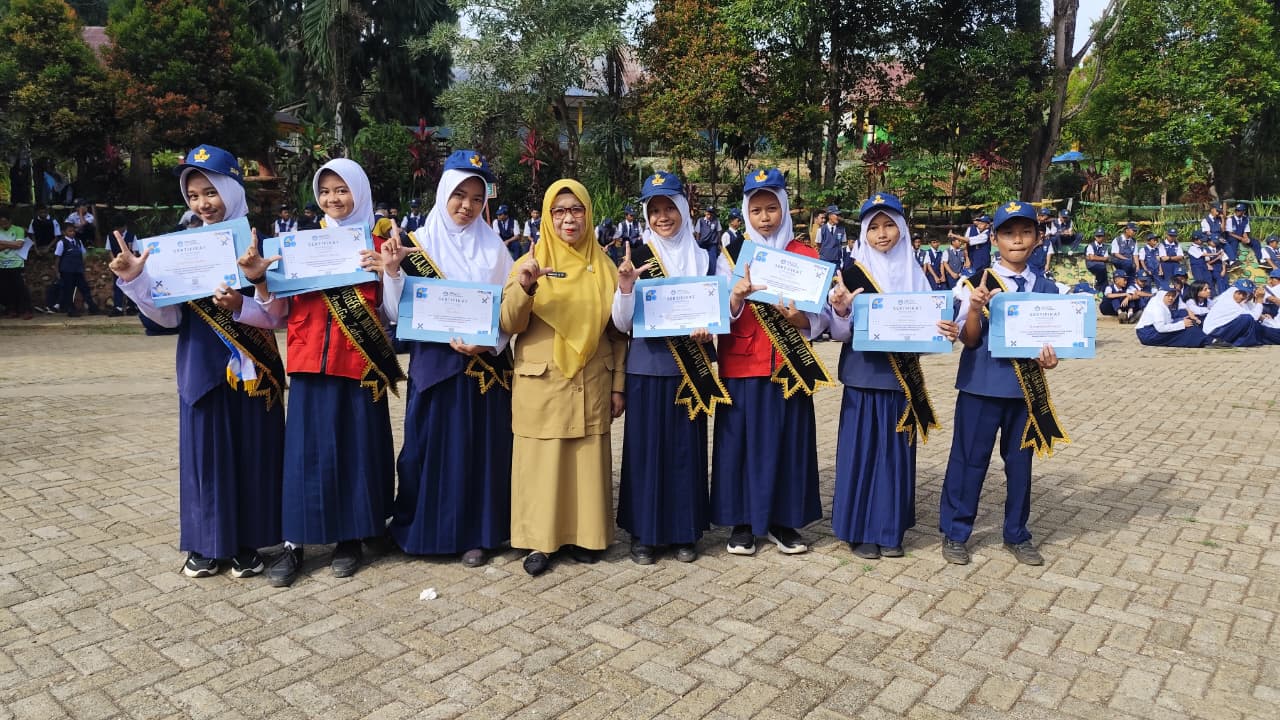 Kepala UPT SMP Negeri 2 Malili Kukuhkan Pelajar Penggerak Merah Putih Angkatan 5