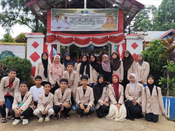 Ramadan Menginspirasi: OSIS UPT SMP Negeri 2 Malili Gelar Aksi Berbagi Takjil