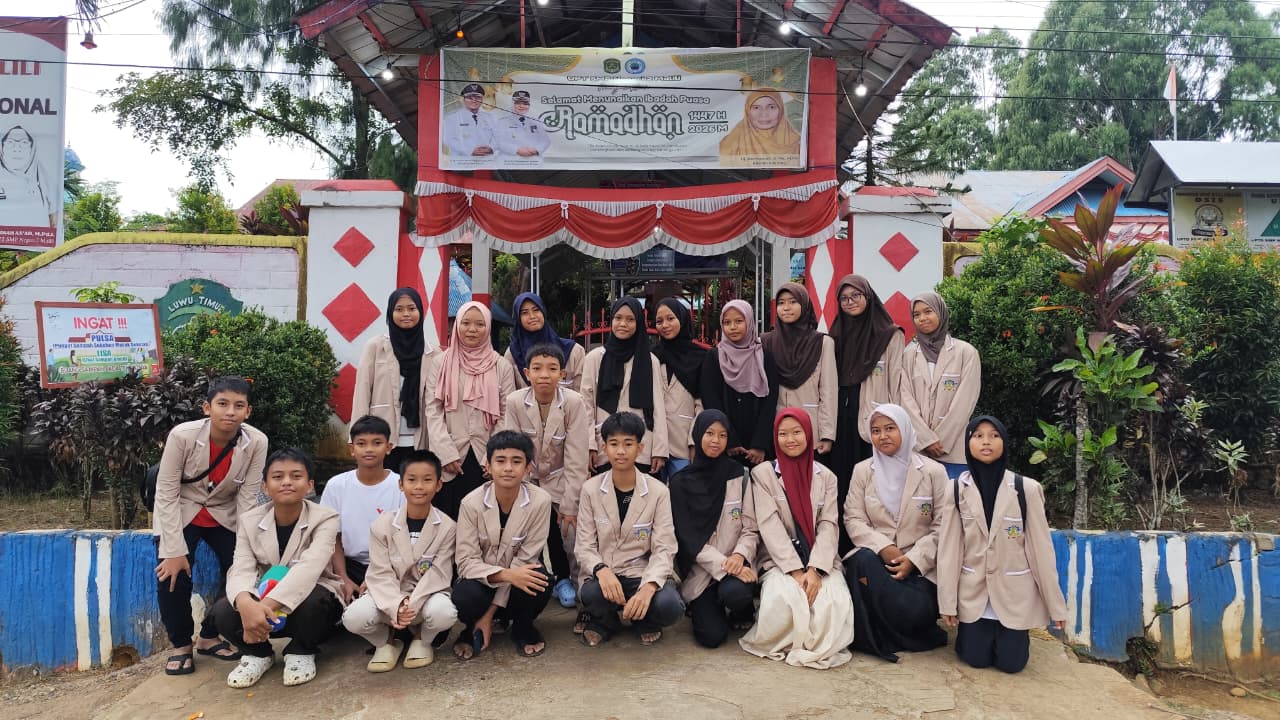 Ramadan Menginspirasi: OSIS UPT SMP Negeri 2 Malili Gelar Aksi Berbagi Takjil