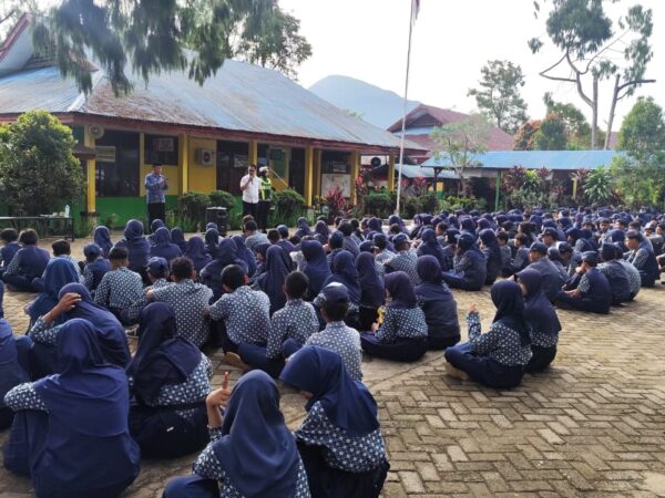Polisi Masuk Sekolah! Murid UPT SMP Negeri 2 Malili Dibekali Materi Sadar Hukum Polisi Masuk Sekolah! Murid UPT SMP Negeri 2 Malili Dibekali Materi Sadar Hukum