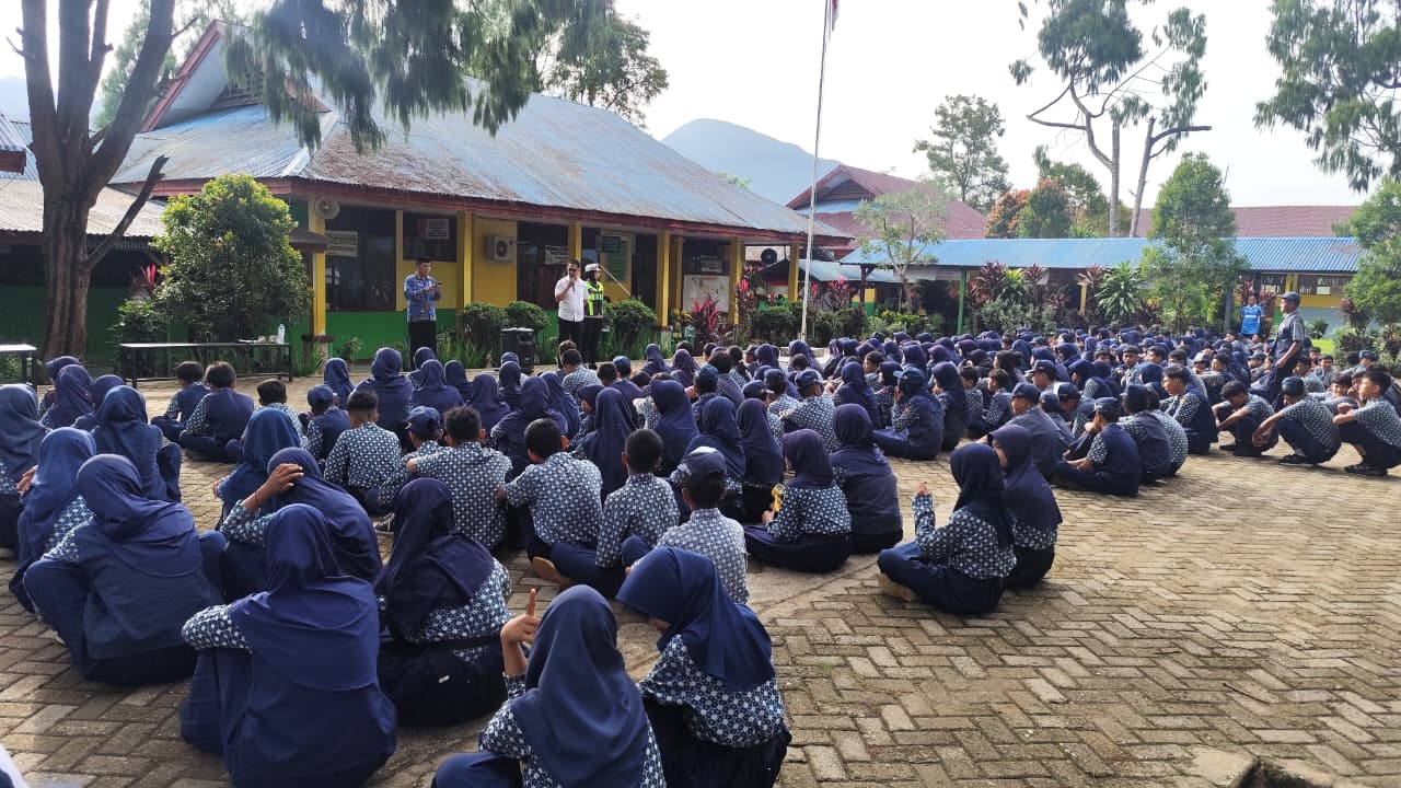 Polisi Masuk Sekolah! Murid UPT SMP Negeri 2 Malili Dibekali Materi Sadar Hukum