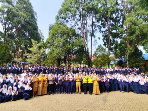Polres Luwu Timur Jadi Pembina Upacara di UPT SMPN 2 Malili, Wakapolres Ingatkan Bahaya Kenakalan Remaja dan Serahkan Bantuan Alat Olahraga