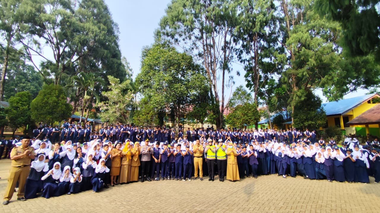 Polres Luwu Timur Jadi Pembina Upacara di UPT SMPN 2 Malili, Wakapolres Ingatkan Bahaya Kenakalan Remaja dan Serahkan Bantuan Alat Olahraga Polres Luwu Timur Jadi Pembina Upacara di UPT SMPN 2 Malili, Wakapolres Ingatkan Bahaya Kenakalan Remaja dan Serahkan Bantuan Alat Olahraga